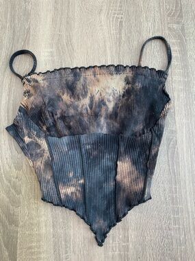 Tie-Dye Ribbed Pointed Hem Cami Crop Top- Black & Rust SHEIN. Size S